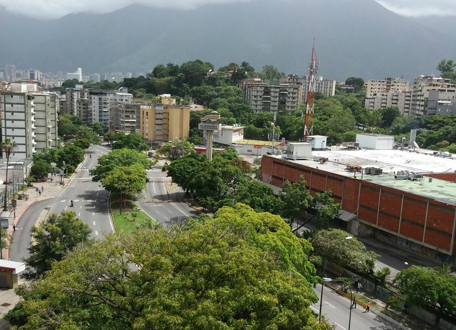 ¡Trancazo! Cerrado el paso en el Bulevar de El Cafetal #10Jul