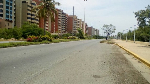 Calles de Lechería completamente solas en el 2do. día de #ParoNacional // Foto @MichaelixEricVP 