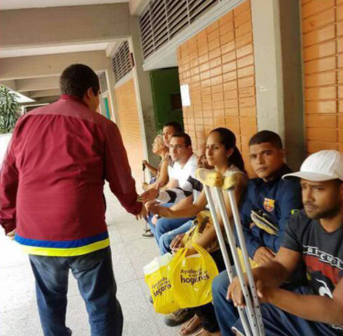 ¡Los votantes recibieron llenos de alegría a Nicolasito!… el hombre de los muertos vivientes (mentira)