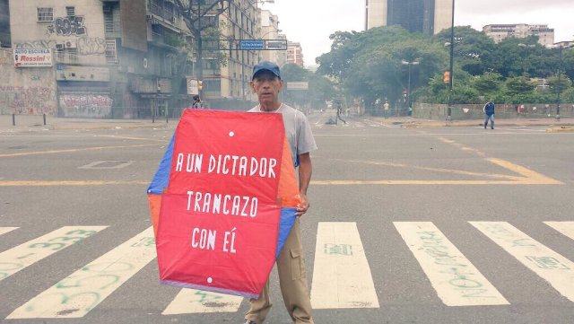 El señor del papagayo dijo presente en el trancazo de Los Palos Grandes (Foto: @RafaDelRosario)