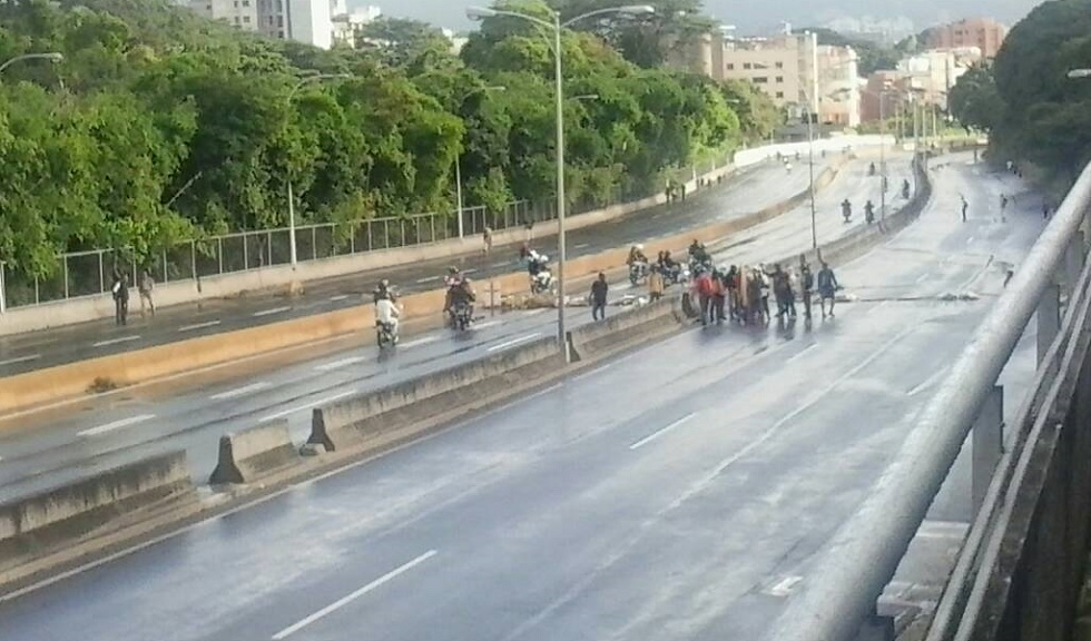 12:30pm Continúan cerrados accesos a la autopista Prados del Este (Fotos y Video)