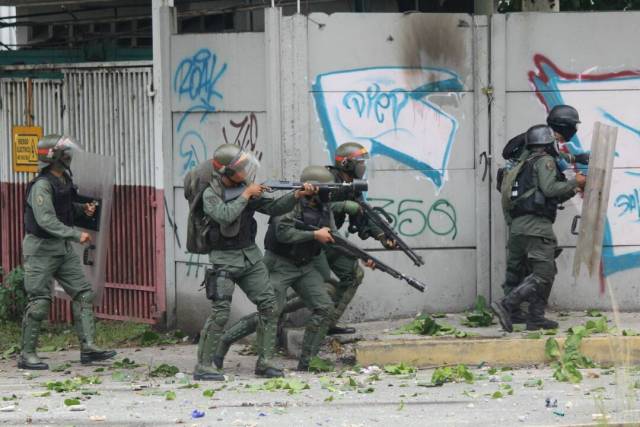 Disparos de lacrimógenas horizontales y demás atrocidades: La represión de la GNB en Bello Campo. Foto: Régulo Gómez / LaPatilla.com