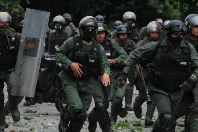 Disparos de lacrimógenas horizontales y demás atrocidades: La represión de la GNB en Bello Campo. Foto: Régulo Gómez / LaPatilla.com