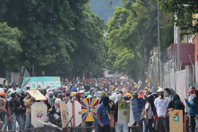 Disparos de lacrimógenas horizontales y demás atrocidades: La represión de la GNB en Bello Campo. Foto: Régulo Gómez / LaPatilla.com