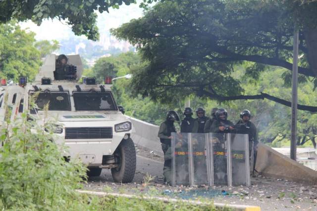 Disparos de lacrimógenas horizontales y demás atrocidades: La represión de la GNB en Bello Campo. Foto: Régulo Gómez / LaPatilla.com