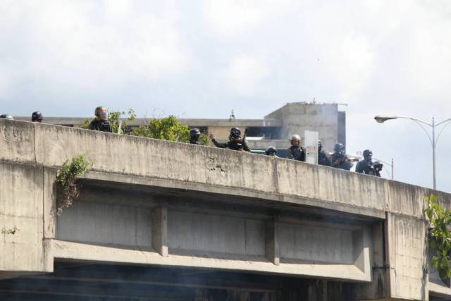 Reprimen a manifestantes que marchaban hacia el TSJ: Varios detenidos. Foto: Régulo Gómez