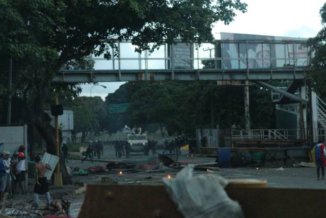 La resistencia se mantuvo en Chacao hasta el ocaso. Foto: Will Jiménez / LaPatilla.com