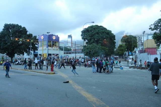 La resistencia se mantuvo en Chacao hasta el ocaso. Foto: Will Jiménez / LaPatilla.com