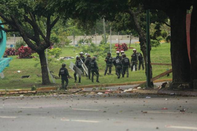 La resistencia se mantuvo en Chacao hasta el ocaso. Foto: Will Jiménez / LaPatilla.com