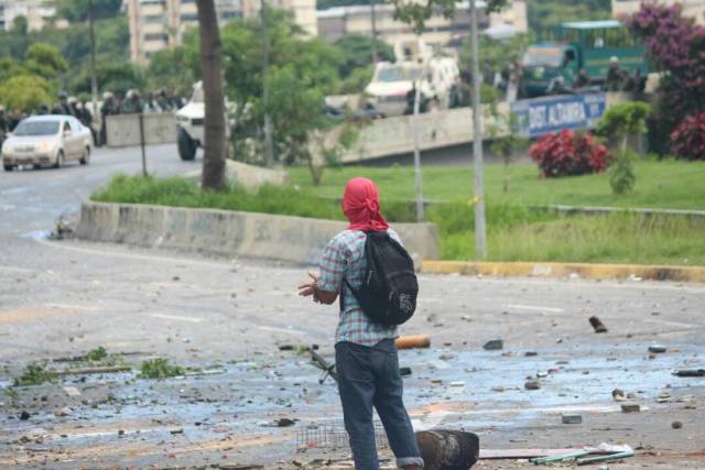 La resistencia se mantuvo en Chacao hasta el ocaso. Foto: Will Jiménez / LaPatilla.com