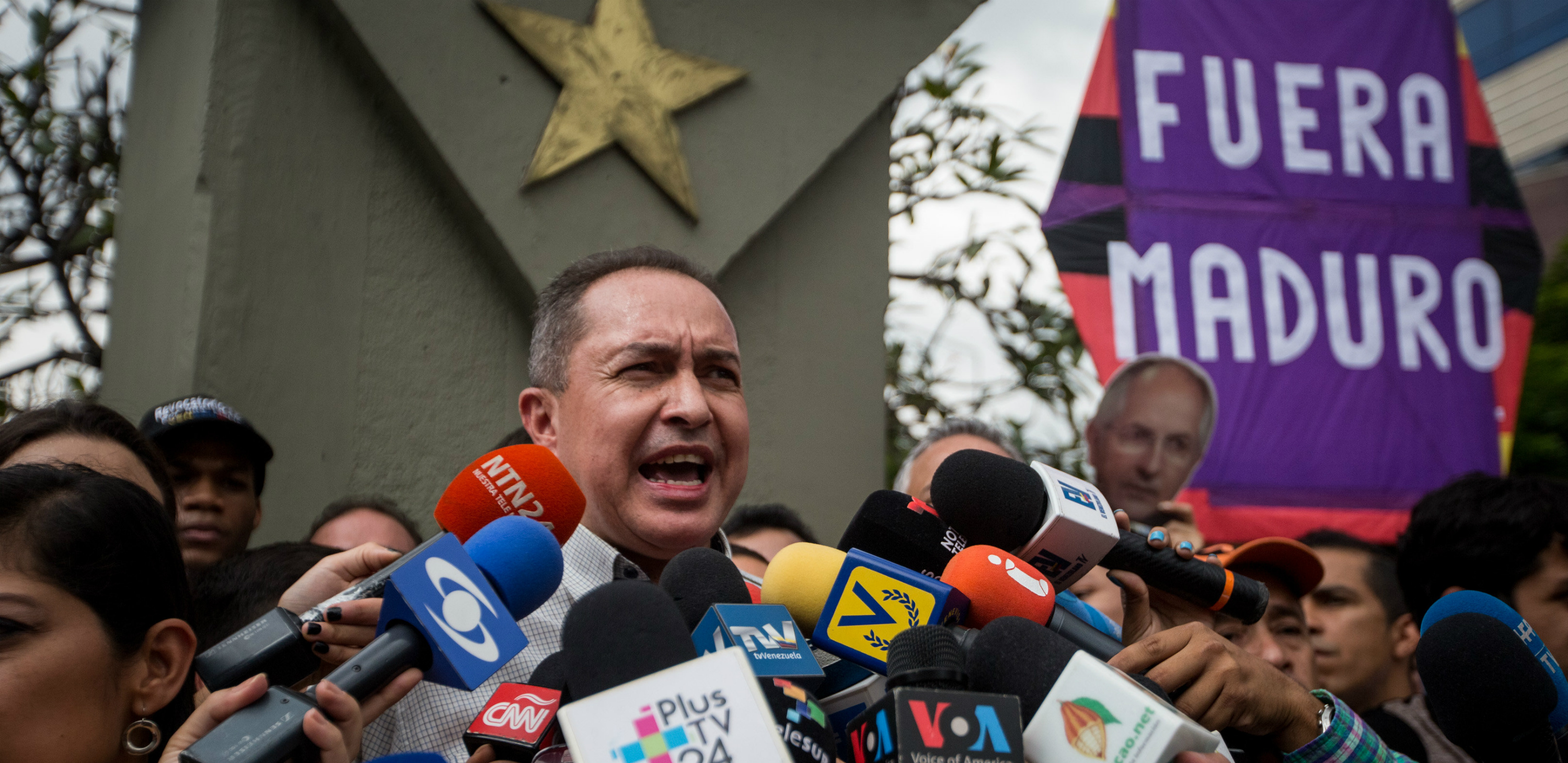 Richard Blanco  en desacuerdo con destitución de Helen Fernández