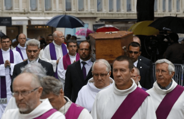 Imagen del funeral de l sacerdote degollado por yihadistas (Foto: lacapital.com.ar)