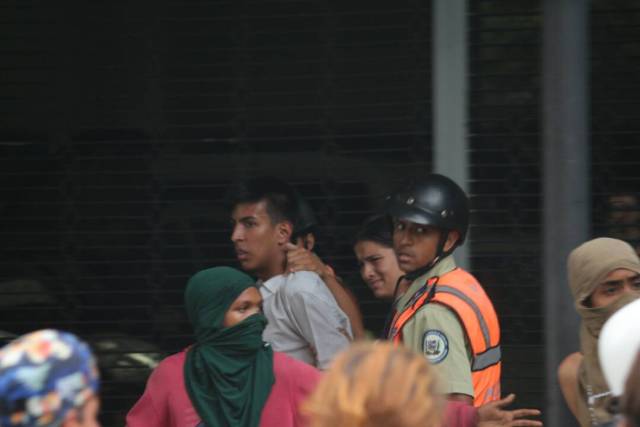 Una persona que fue señalada por los presentes como presunto infiltrado, fue sacada del lugar por funcionarios policiales. Foto: Will Jiménez / LaPatilla.com