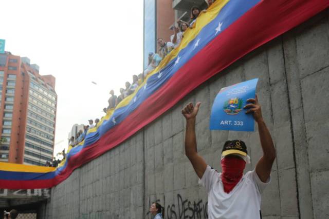 La vigilia en honor a los libertadores caídos: Del inicio a la represión Foto: Will Jiménez / LaPatilla.com