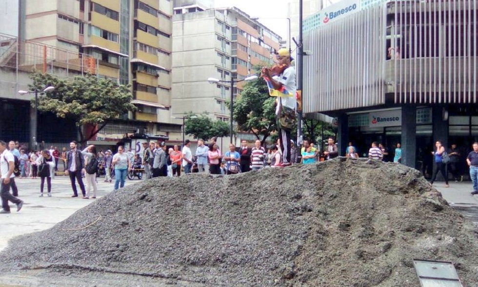 El violinista aprovechó montaña de tierra en Chacao y la usó como escenario #18Jul (Fotos + Video)