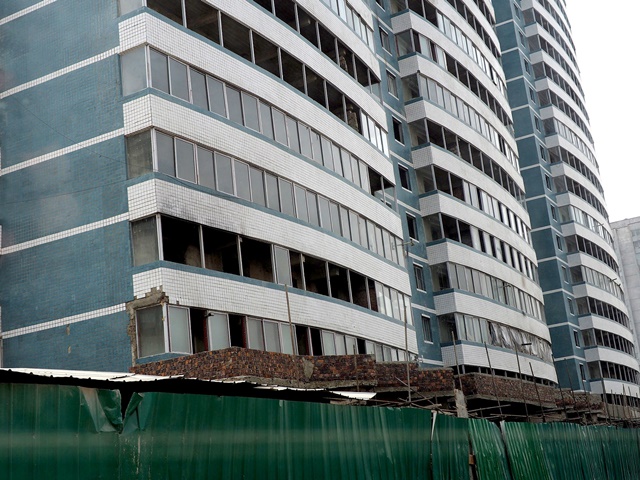 Un edificio de apartamentos construido al lado del hotel.