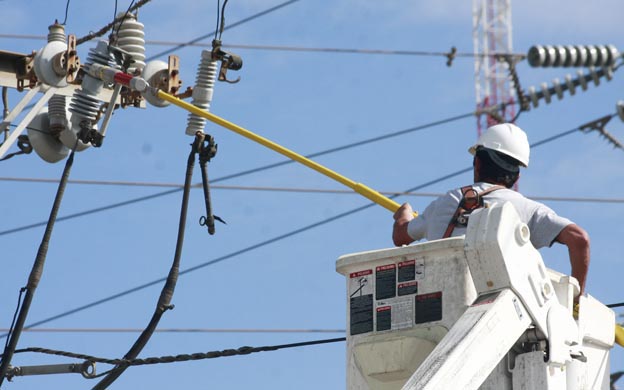 MARACAIBO, VENEZUELA 13/01/2010 LOS HABITANTES DE LA RESIDENCIA EL CUJI  PASARON MAS HORAS SIN LUZ DE LO PLANEADO POR CORPOELEC DEBIDO A UNA FACHA CUANDO VOLVIO LA ENERGIA ELECTRICA. EN LA GRAFICA EMPLEADO DE CORPOELEC  REALIZA SUS LABORES