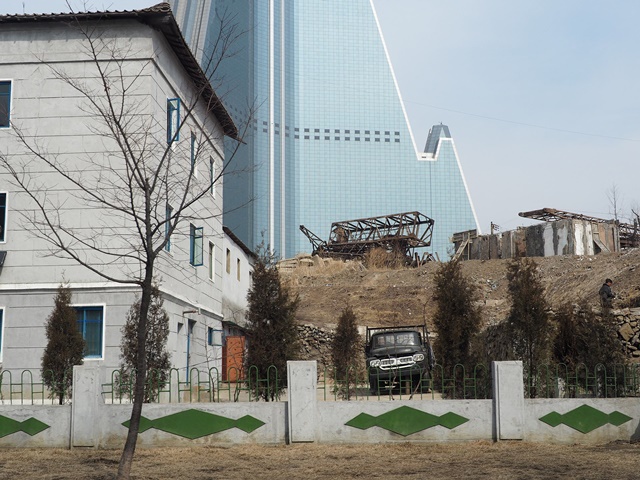 Una grúa abandonada situada junto al hotel.