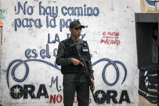 GRA161. CARACAS (VENEZUELA), 05/08/2017 - Vista exterior del edificio principal del Ministerio Público (MP) hoy, 5 de agosto de 2017, en Caracas (Venezuela). La fiscal general de Venezuela, Luisa Ortega Daz, denunció el "asedio" a la sede principal del MP por parte de un contingente de la Guardia Nacional Bolivariana que mantiene rodeada la institución. EFE/Miguel Gutiérrez