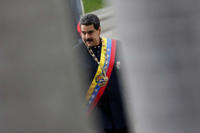 Venezuela's President Nicolas Maduro is pictured between palm trees as he arrives for a session of the National Constituent Assembly at Palacio Federal Legislativo in Caracas, Venezuela August 10, 2017. REUTERS/Ueslei Marcelino