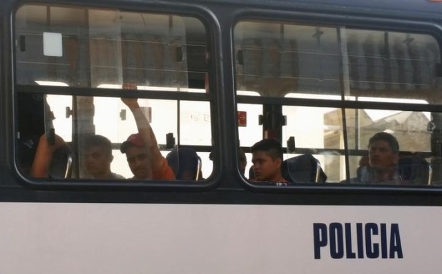 Un bus de la policía lleva 115 inmigrantes que fueron rescatados de un camión, en el puerto de Veracruz, México. REUTERS/Roxana Irais - RTS1CL6D