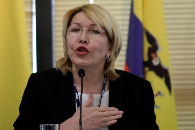  La fiscal general de Venezuela, Luisa Ortega Díaz, sostiene una constitución de Venezuela durante una conferencia de prensa en Caracas, Venezuela, el 4 de julio de 2017. REUTERS / Carlos Garcia Rawlins TPX IMÁGENES DEL DÍA