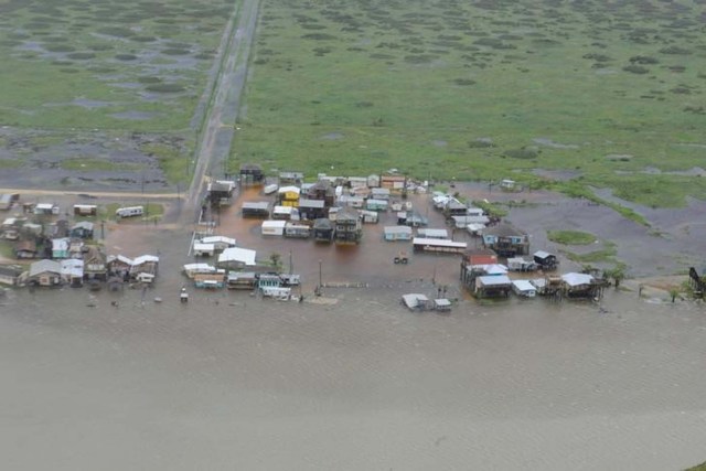 Vista de casas inundadas por el paso de la tormenta Harvey desde un helicóptero de la Guardia Costera de Estados Unidos que sobrevoló la zona Port Aransas a Port O'Connor en Texas. Agosto 26, 2017. U.S. Coast Guard/Petty Officer 3rd Class Johanna Strickland/Handout via REUTERS. ATTENTION EDITORS - THIS IMAGE WAS PROVIDED BY A THIRD PARTY