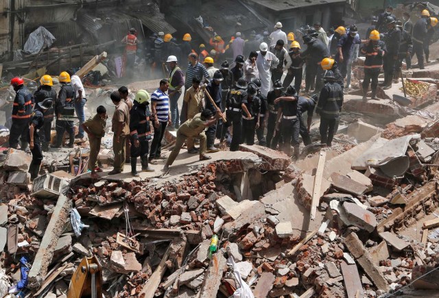 Firefighters and rescue workers search for survivors at the site of a collapsed building in Mumbai, India, August 31, 2017. REUTERS/Shailesh Andrade