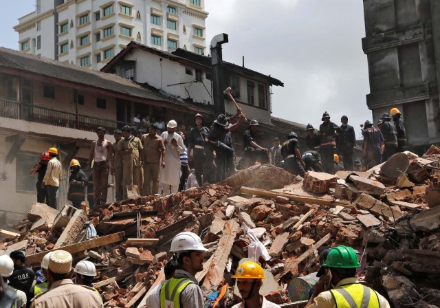 Firefighters and rescue workers search for survivors at the site of a collapsed building in Mumbai, India, August 31, 2017. REUTERS/Shailesh Andrade