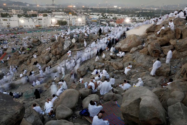 Muslim pilgrims gather on Mount Mercy on the plains of Arafat during the annual haj pilgrimage, outside the holy city of Mecca, Saudi Arabia August 31, 2017.  REUTERS/Suhaib Salem     TPX IMAGES OF THE DAY