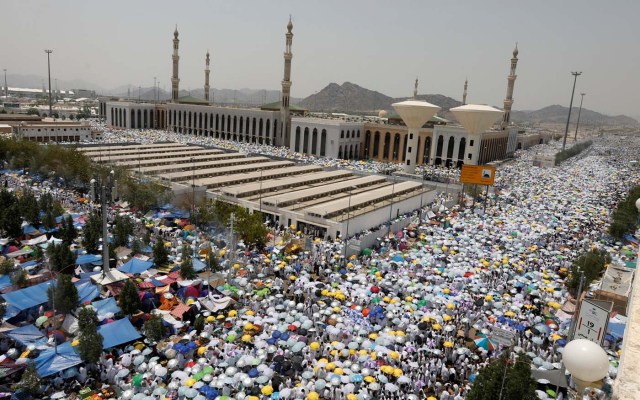 Muslim pilgrims pray outside Namira Mosque on the plains of Arafat during the annual haj pilgrimage, outside the holy city of Mecca, Saudi Arabia August 31, 2017. REUTERS/Suhaib Salem