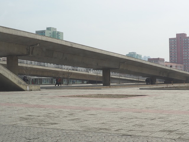 Pasarela de hormigón que conduce a la entrada del hotel, completamente terminada en 2014 en un proyecto realizado por la compañía de telecomunicaciones egipcia Orascom.