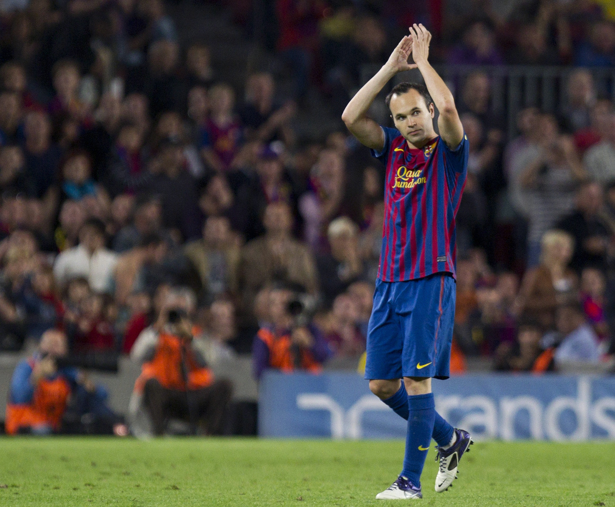 Digne: Si no sabes qué hacer con el balón, se lo das a Iniesta