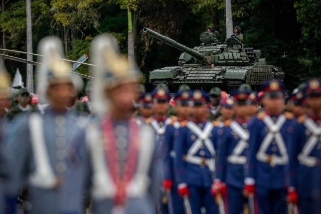 CAR42. CARACAS (VENEZUELA), 24/06/2017.- Tropas participan en un acto para conmemorar el día de la Batalla de Carabobo y el Día del Ejército Bolivariano hoy, sábado 24 de junio de 2017, en Caracas (Venezuela). Simpatizantes del chavismo marcharon y celebraron una parada militar con motivo del Día del Ejército de ese país y para conmemorar los 196 años de la Batalla de Carabobo, una acción militar decisiva en la independencia venezolana. EFE/Cristian Hernández