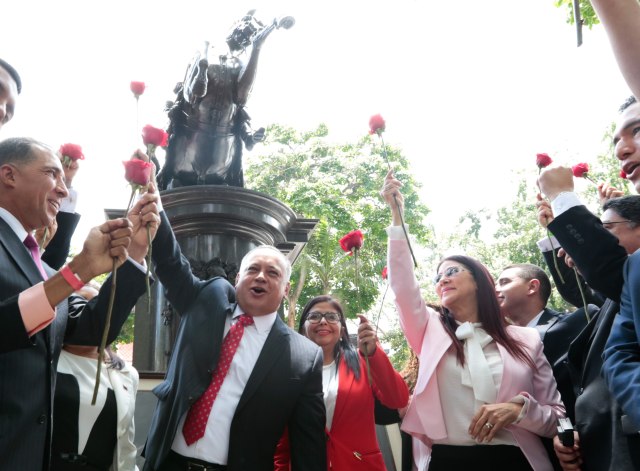 CORRIGE NOMBRE - CAR202. CARACAS (VENEZUELA), 04/08/2017.- Una fotografía cedida por el Palacio de Miraflores muestra a la esposa del presidente venezolano Nicolás Maduro, Cilia Flores (c-d); al primer vicepresidente del gobernante Partido Socialista Unido de Venezuela (PSUV), Diosado Cabello (c-i), y a la exministra de Relaciones Delcy Rodríguez (c), mientras participan en una manifestación para apoyar la instalación de la Asamblea Nacional Constituyente hoy, viernes 4 de agosto del 2017, en Caracas (Venezuela). Cientos de chavistas marchan hoy hacia el Palacio Federal Legislativo, en Caracas, para apoyar la instalación de la Asamblea Nacional Constituyente (ANC), un órgano que estará integrado por 545 representantes, todos afines al Gobierno venezolano, y que redactará una nueva Carta Magna. EFE/Feliciano Sequera/Palacio de Miraflores/SOLO USO EDITORIAL