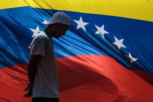 CAR06. CARACAS (VENEZUELA), 08/08/2017.- Opositores participan hoy, martes 8 de agosto de 2017, en una manifestación en Caracas (Venezuela). Varios dirigentes de la oposición venezolana se solidarizaron hoy con el alcalde del municipio Chacao de Caracas, Ramón Muchacho, quién fue condenado a 15 meses de prisión por permitir los bloqueos y barricadas de las manifestaciones opositoras. EFE/Miguel Gutiérrez