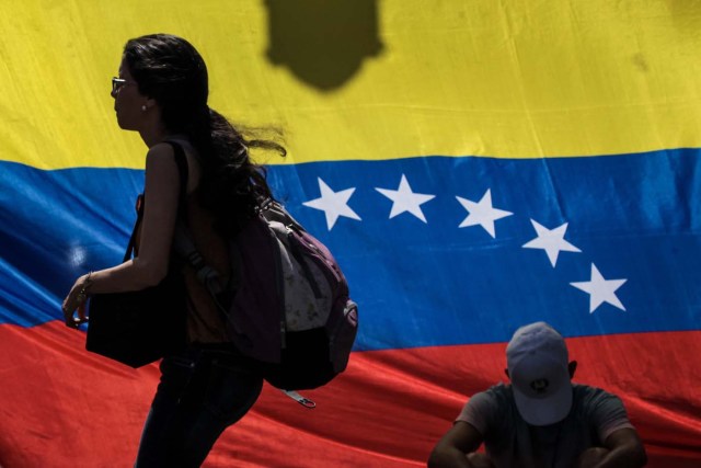 CAR06. CARACAS (VENEZUELA), 08/08/2017.- Opositores participan hoy, martes 8 de agosto de 2017, en una manifestación en Caracas (Venezuela). Varios dirigentes de la oposición venezolana se solidarizaron hoy con el alcalde del municipio Chacao de Caracas, Ramón Muchacho, quién fue condenado a 15 meses de prisión por permitir los bloqueos y barricadas de las manifestaciones opositoras. EFE/Miguel Gutiérrez