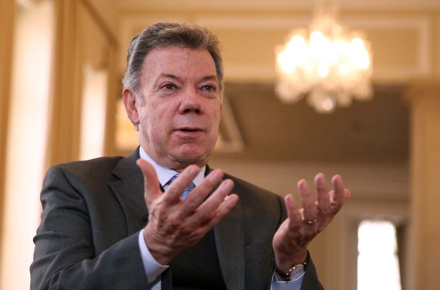 BOG10. BOGOTÁ (COLOMBIA), 08/08/2017.- El presidente de Colombia, Juan Manuel Santos, habla con Efe durante una entrevista hoy, martes 8 de Agosto de 2017, en el Palacio de Nariño, sede del Ejecutivo en Bogotá (Colombia). Santos, dijo hoy que en Venezuela se ha instaurado "una dictadura" por encima de los poderes legítimamente constituidos que está destruyendo las instituciones. El presidente recordó que un vocero del propio régimen venezolano describió la Asamblea Constituyente instalada la semana pasada como un poder que "está por encima de todos los poderes constituidos". EFE/MAURICIO DUEÑAS CASTAÑEDA