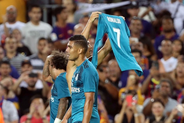 GRA416. BARCELONA, 13/08/2017.- El delantero portugués del Real Madrid Cristiano Ronaldo (c) celebra su gol marcado ante el Barcelona, el segundo del conjunto blanco, durante el partido de ida de la Supercopa de España disputado en el Camp Nou de Barcelona. EFE/Toni Albir