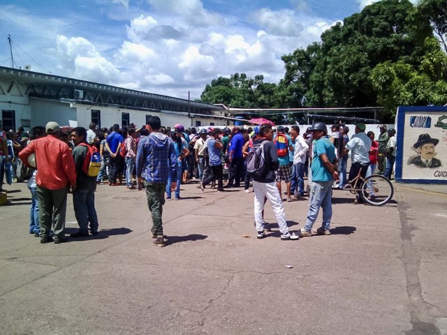 VEN10 - PUERTO AYACUCHO (VENEZUELA), 16/8/2017.- Familiares de reos permanecen en las inmediaciones de la morgue del Hospital central "José Gregorio Hernandez" mientras funcionarios de la Guardia Nacional Bolivariana custodian las inmediaciones del recinto hoy, 16 de agosto del 2017, en la ciudad de Puerto Ayacucho, Venezuela. Al menos 37 personas murieron y 14 funcionarios resultaron heridos durante la toma de una prisión de Puerto Ayacucho, en el estado Amazonas, al sur de Venezuela, informó hoy el Ministerio Público (MP). EFE/Pedro zapata