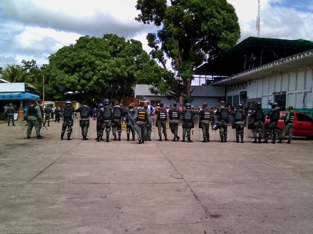 VEN15 - PUERTO AYACUCHO (VENEZUELA), 16/8/2017.- Funcionarios de la Guardia Nacional Bolivariana custodian las inmediaciones de la prisión de Puerto Ayacucho hoy, 16 de agosto del 2017, en la ciudad de Puerto Ayacucho, Venezuela. Al menos 37 personas murieron y 14 funcionarios resultaron heridos durante la toma de una prisión en el estado Amazonas, al sur de Venezuela, informó hoy el Ministerio Público (MP). EFE/Pedro zapata