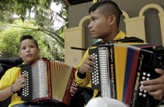 Fundación Banda Musical de Baranoa de jóvenes realizando una práctica en el municipio de Baranoa (Colombia). Mientras las autoridades y la comunidad católica de Colombia ultiman los detalles de la visita del papa Francisco, 250 jóvenes le preparan una despedida a ritmo de cumbia y danzas típicas del Carnaval de Barranquilla. Estos niños y jóvenes que hacen parte del Carnaval de Barranquilla y de la Banda de Baranoa se presentarán en la despedida del papa Francisco en el Aeropuerto Internacional Rafael Núñez de Cartagena, el próximo 10 de septiembre. EFE/BANDA DE BARANOA