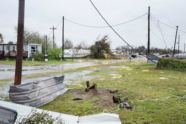 DA110. Rockport (United States), 26/08/2017.- Debris is seen in the aftermath of Hurricane Harvey in Rockport, Texas, USA, 26 August 2017. Hurricane Harvey made landfall on the south coast of Texas as a major hurricane category 4, and was the worst storm to hit the city of Rockport in 47 years. The last time a major hurricane of this size hit the United States was in 2005. (Estados Unidos) EFE/EPA/DARREN ABATE