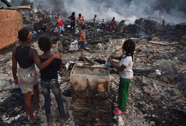 El incendio destruyó cerca de 80 hogares (Foto: EFE)