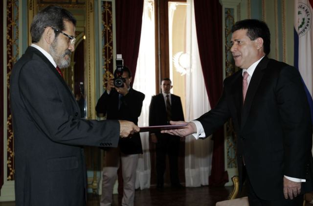 ASU08. ASUNCIÓN (PARAGUAY), 16/01/2014.- El Presidente paraguayo, Horacio Cartes (d), recibe las Cartas Credenciales del embajador de Venezuela en Paraguay, Alfredo Murga (i), hoy, 16 de enero de 2014, en la sede del Palacio de Gobierno en Asunción (Paraguay). EFE/Andrés Cristaldo