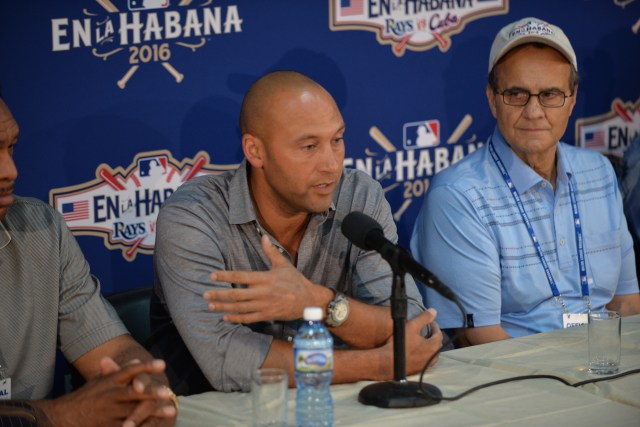 CUB01. LA HABANA (CUBA), 21/03/2016.- La leyenda de las Grandes Ligas de Béisbol, Derek Jeter, participa hoy, lunes 21 de marzo de 2016, de una rueda de prensa en La Habana (Cuba) sobre el partido mañana entre los Tampa Bay Rays de Estados Unidos y el Equipo Cuba de Cuba, en el que hará presencia el presidente de los Estados Unidos Barack Obama. EFE/ROLANDO PUJOL