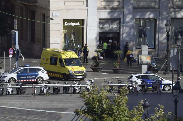 Policías caminan por la Rambla después de que una furgoneta aró en la muchedumbre, matando a dos personas e hiriendo a varios otros en la Rambla de Barcelona