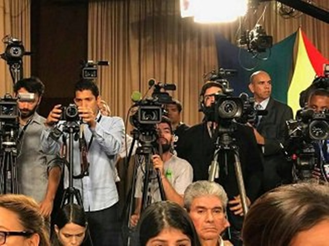 “Corta la transmisión o te quito la cámara”… amenazan a medios durante “rueda de prensa” de Maduro