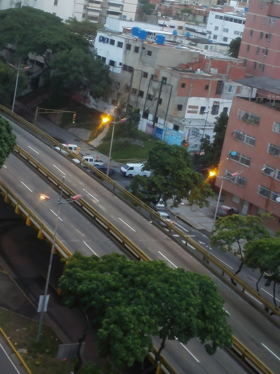 Cerrada la Av. Libertador a la altura de Cantv por tarima “roja” #4Ago (Foto)