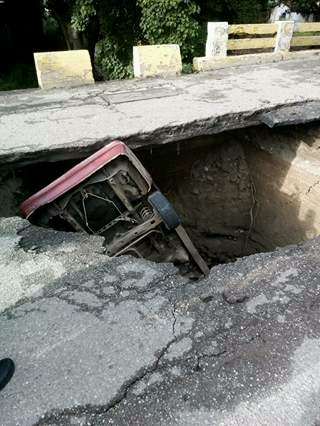 Lluvias ocasionaron que carro cayera en mega hueco en carretera aragueña